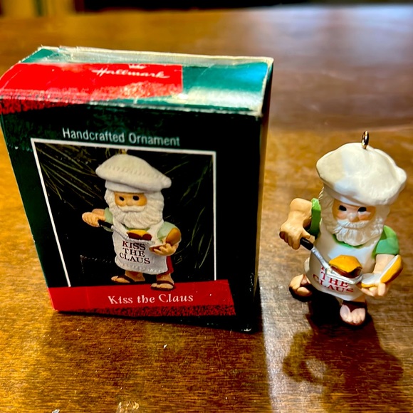 Hallmark Kiss  the Claus Ornament 1988 qx486-1 - Picture 1 of 3